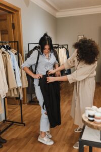 Vendeuse conseillant une cliente dans une boutique de mode