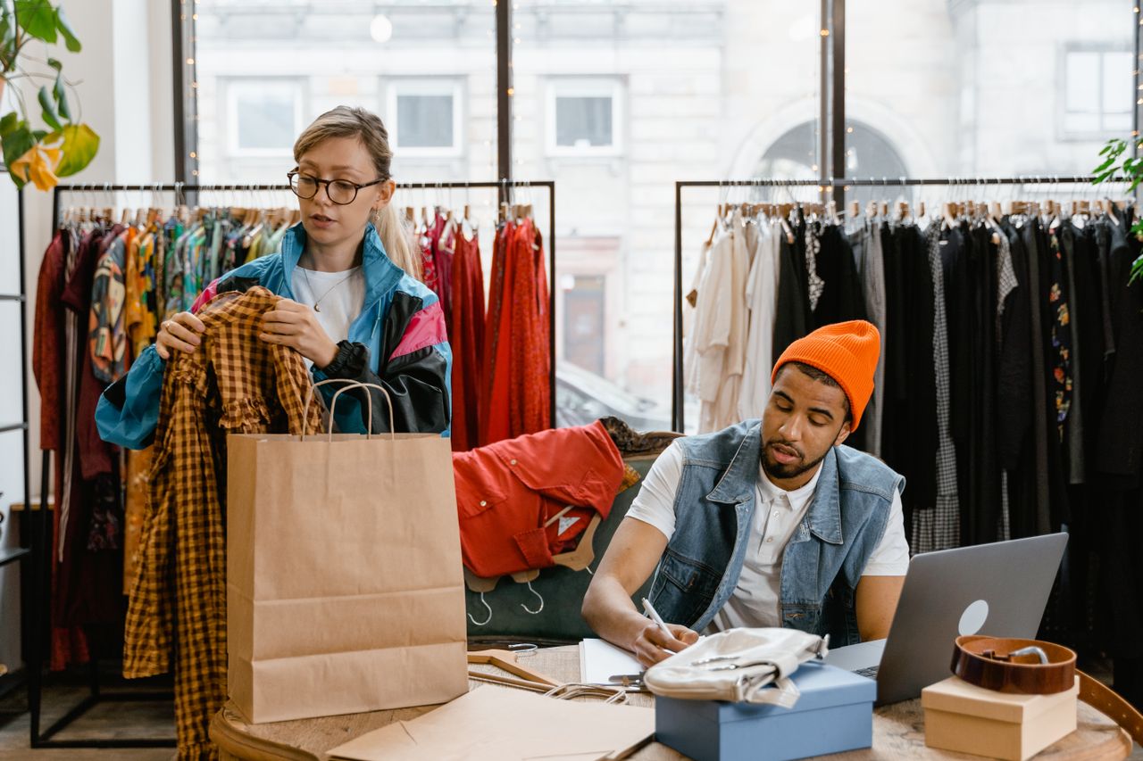 Gestion des commandes et des stocks sur ordinateur dans une boutique de mode