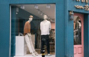 Vitrine de boutique de mode aménagée en visual merchandising