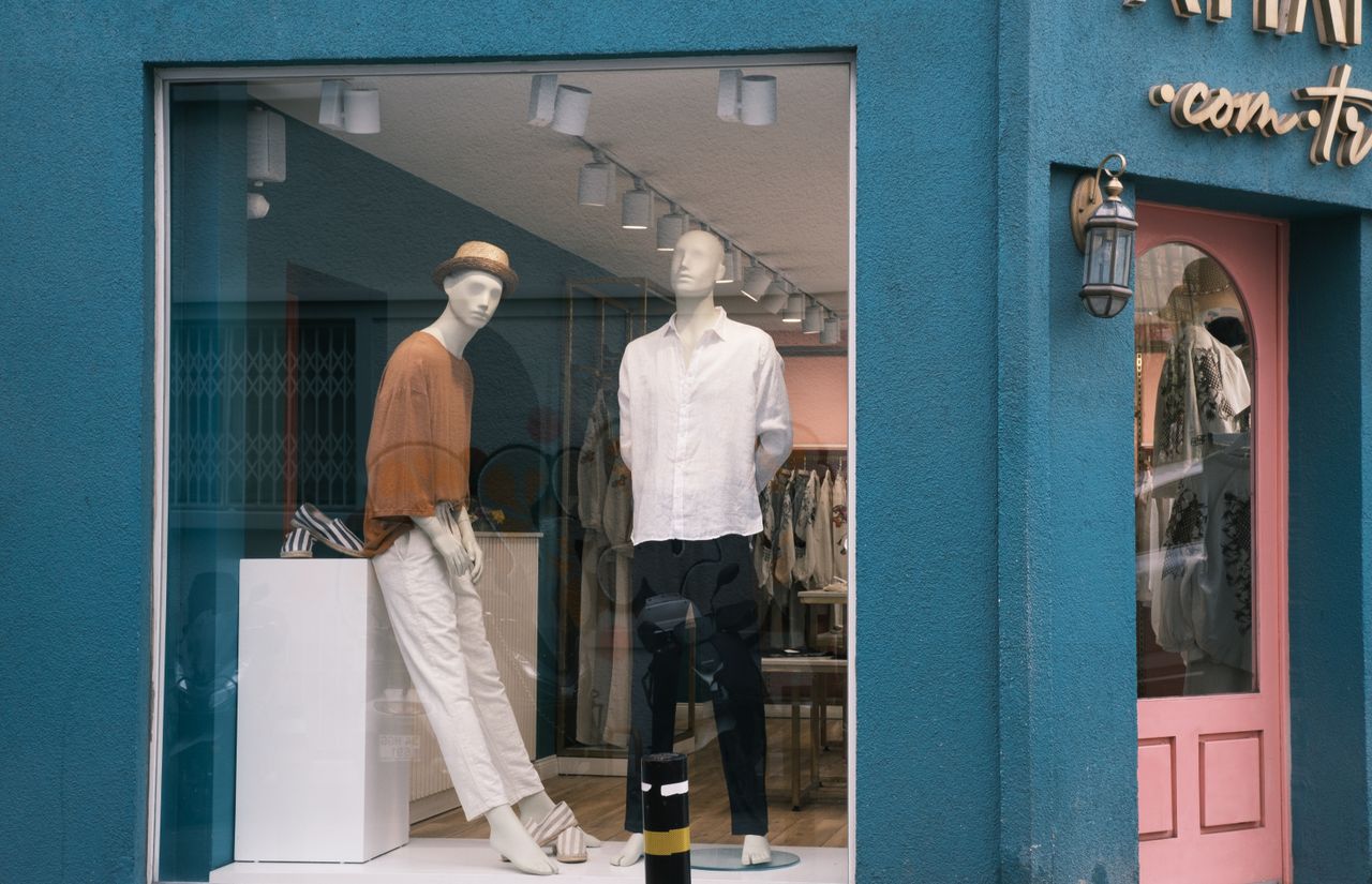 Vitrine de boutique de mode aménagée en visual merchandising