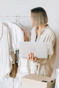 Commerçante utilisant un ordinateur dans une boutique de vêtements