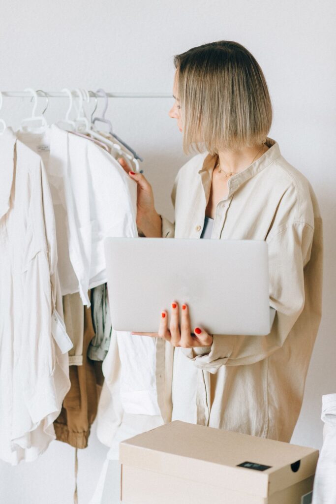 Commerçante utilisant un ordinateur dans une boutique de vêtements