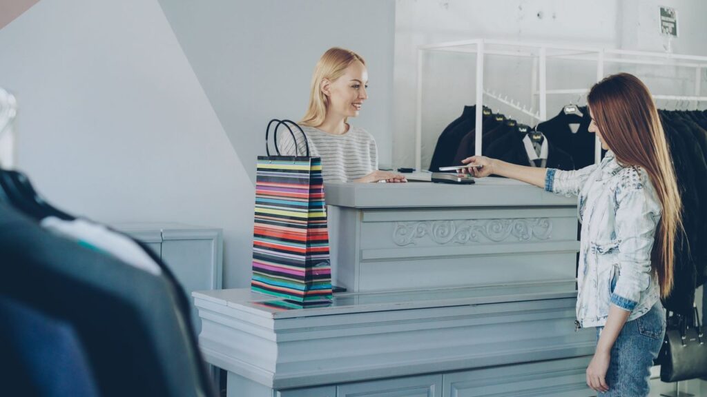 Cliente au comptoir d’une boutique de vêtements