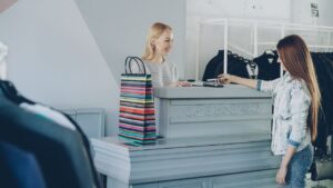 Cliente au comptoir d’une boutique de vêtements
