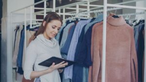 Contrôle des marchandises sur tablette dans une boutique de mode