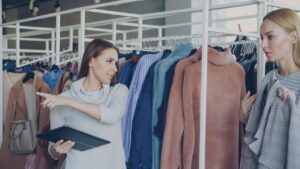 Utilisation d’une tablette dans une boutique de mode