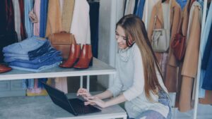 Gestion numérique d’une boutique de mode sur ordinateur et smartphone