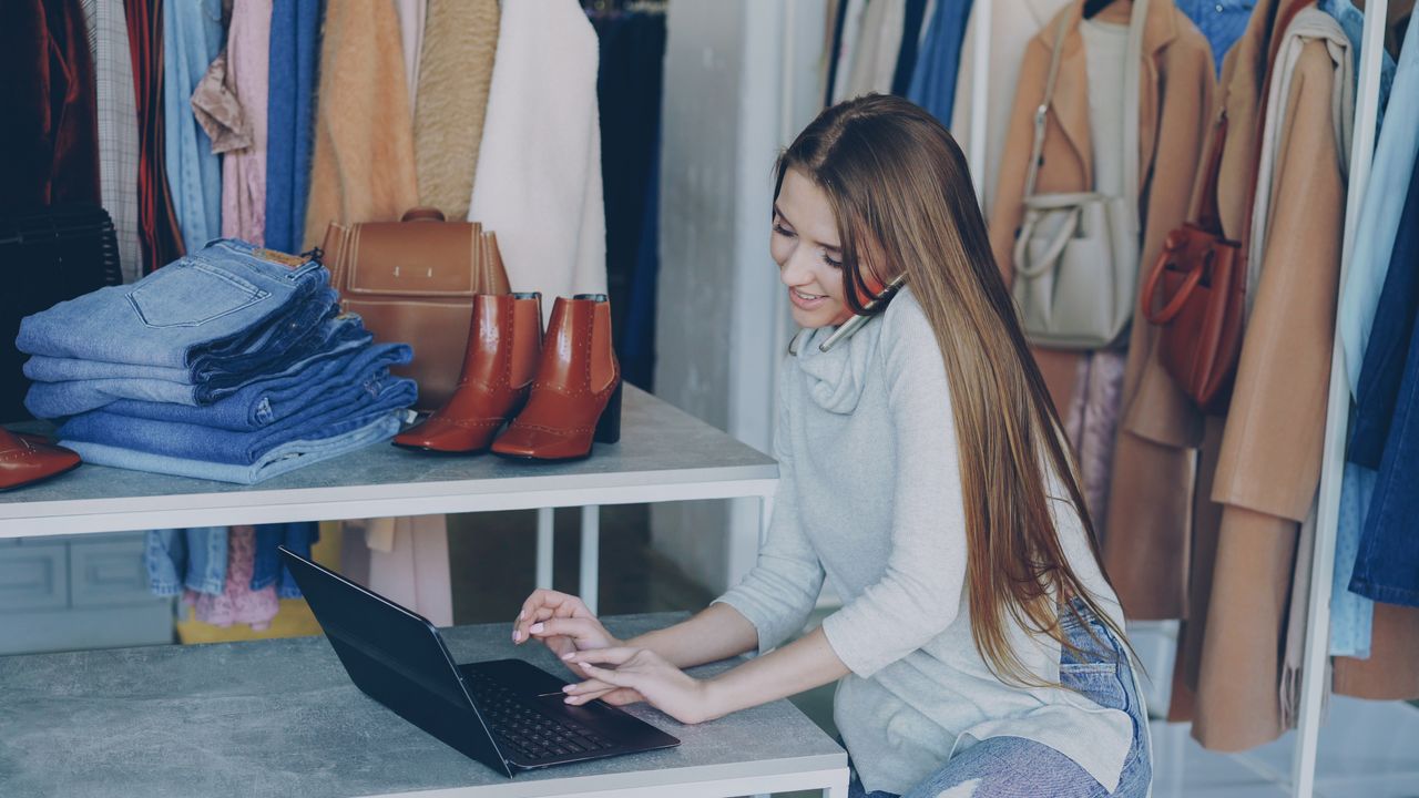 Gestion numérique d’une boutique de mode sur ordinateur et smartphone
