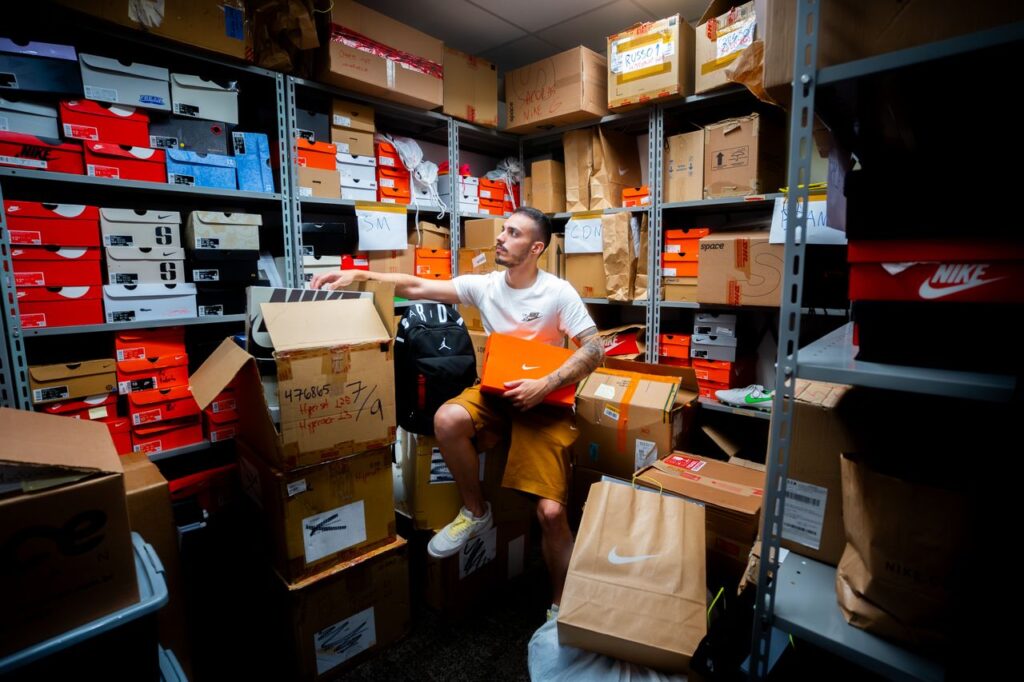 Gestion de boîtes de chaussures dans la réserve d’un magasin