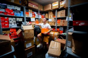 Gestion de boîtes de chaussures dans la réserve d’un magasin