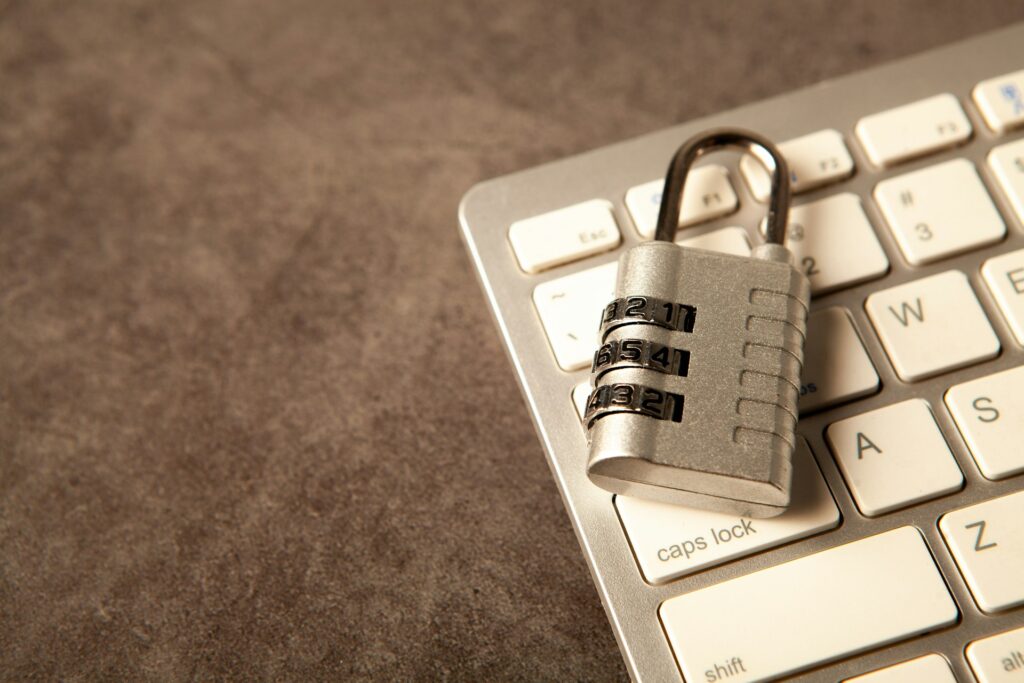 Cadenas sur un clavier d’ordinateur pour sécuriser les données