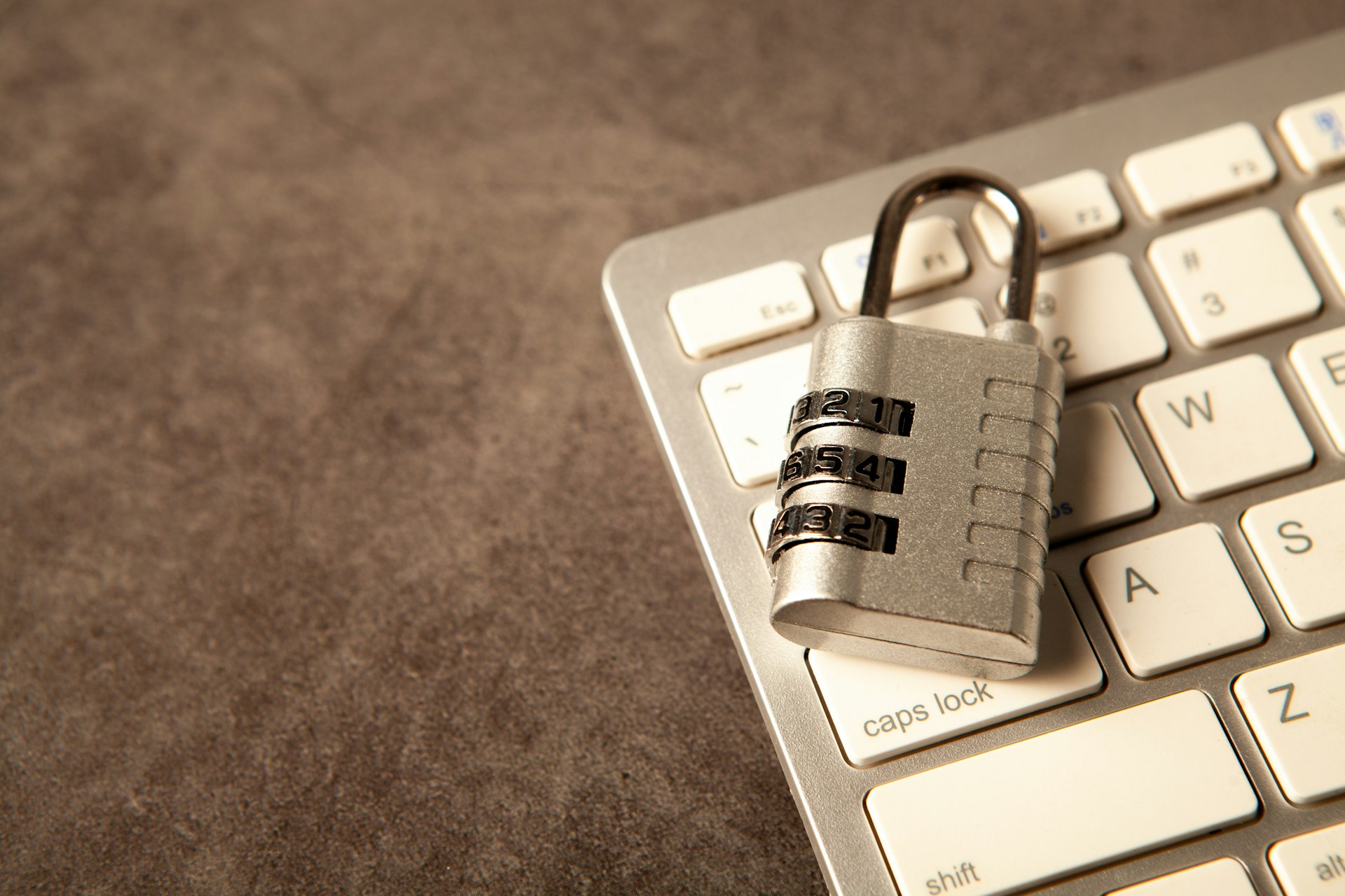 Cadenas sur un clavier d’ordinateur pour sécuriser les données