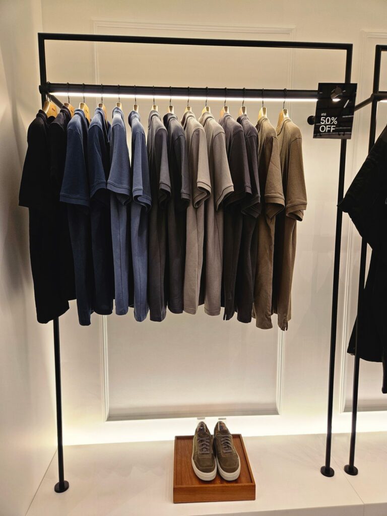 Vêtements en soldes dans une boutique de mode