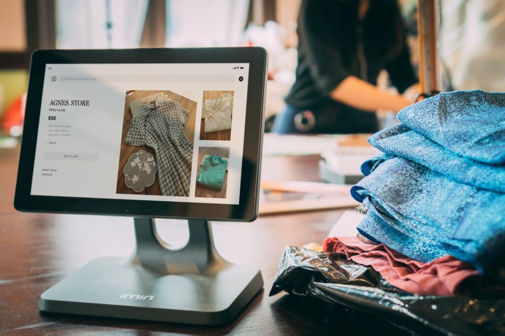 Caisse tactile dans une boutique de mode