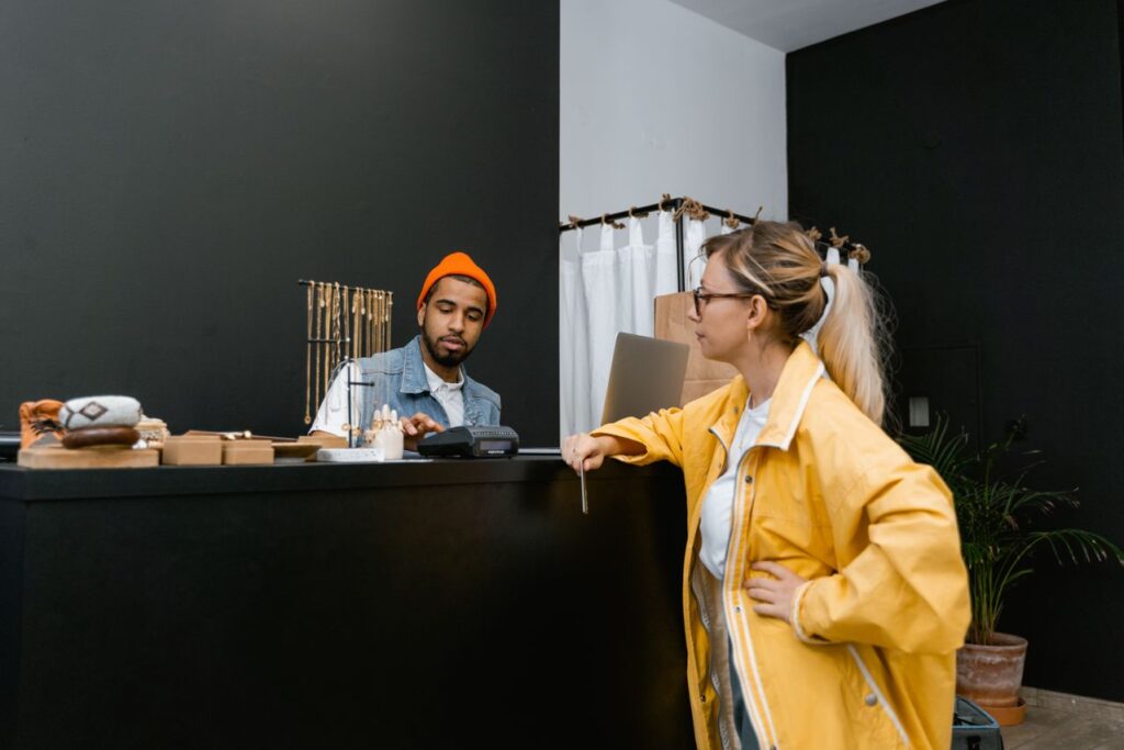 Encaissement d’une cliente dans une boutique de mode