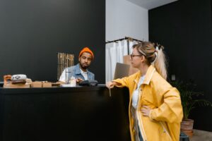Encaissement d’une cliente dans une boutique de mode