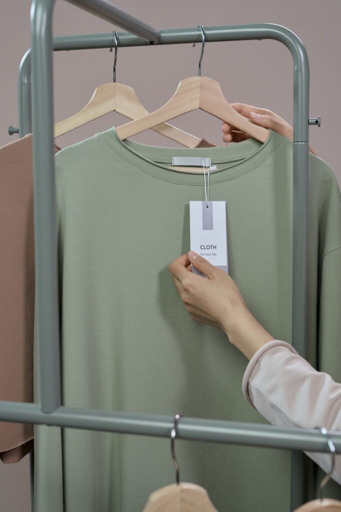 Étiquette de prix sur un vêtement en magasin