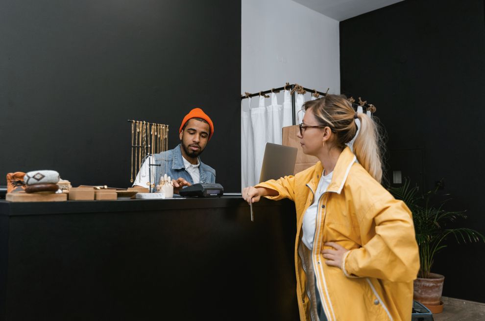 Cliente utilisant sa carte en boutique de mode