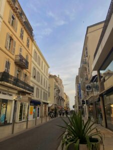 Rue commerçante à Bordeaux