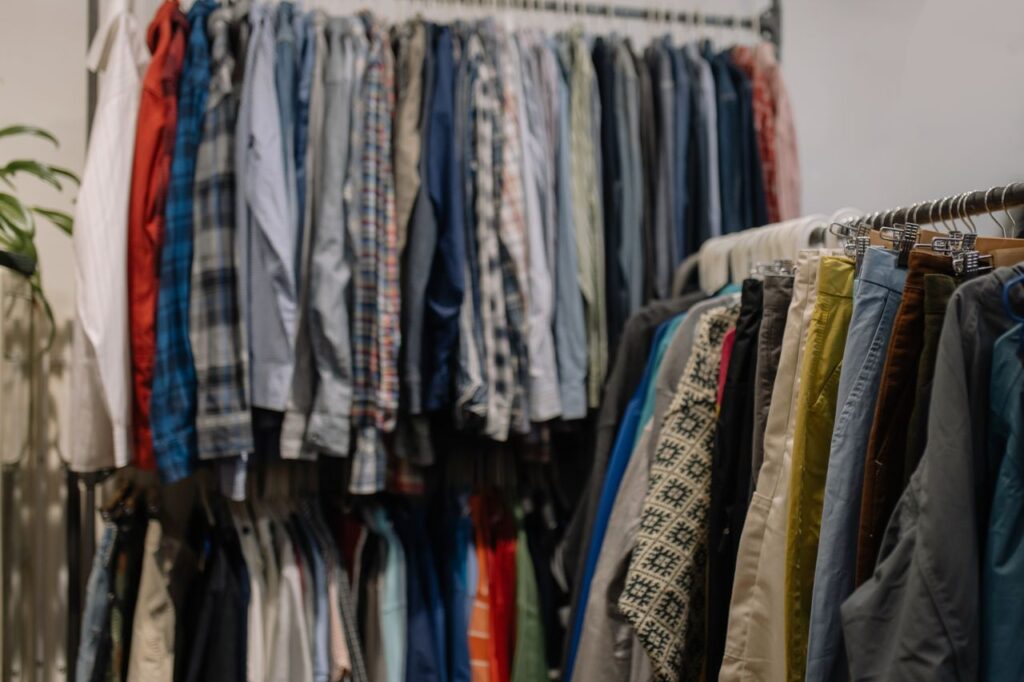 Portants de vêtements dans une boutique de seconde main