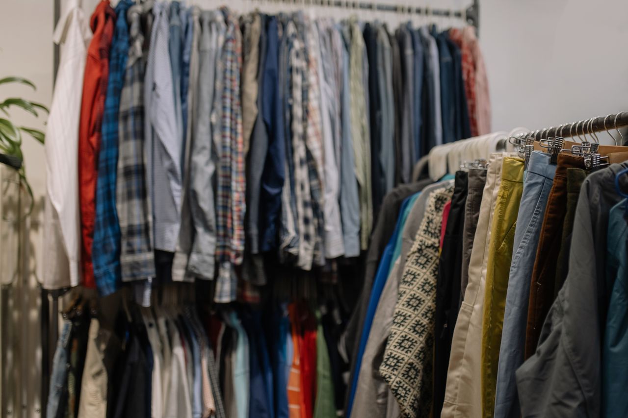 Portants de vêtements dans une boutique de seconde main